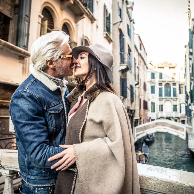 5 Motivos que Fazem da Itália o Destino Perfeito para Casais Veneza, Casal se beijando. Itália destino perfeito para casais.