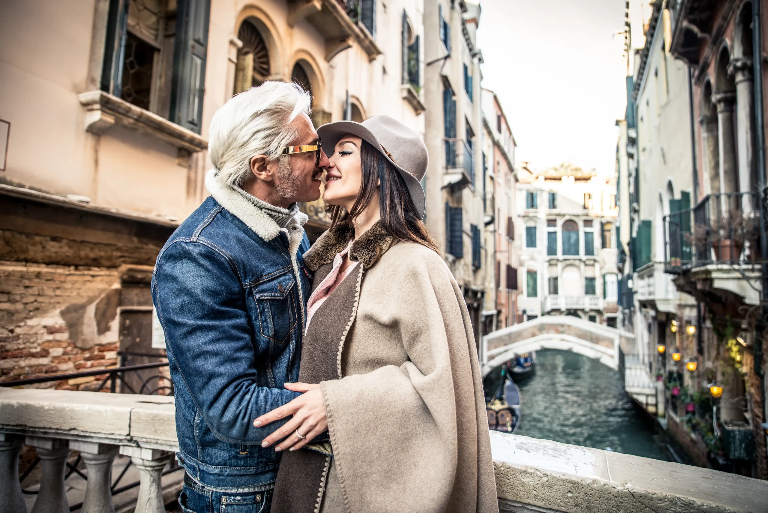 5 Motivos que Fazem da Itália o Destino Perfeito para Casais Veneza, Casal se beijando. Itália destino perfeito para casais.