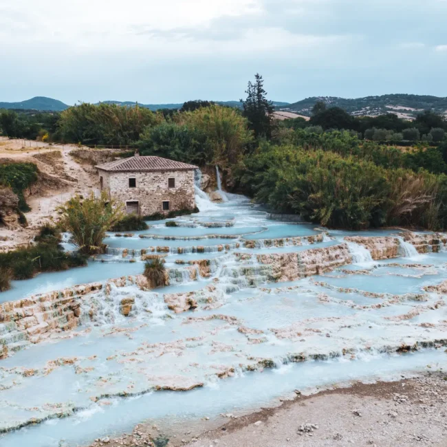 Termas na Itália: Descubram 5 Lugares Incríveis para Relaxar e Revigorar Saturnia, Termas na Itália, Toscana