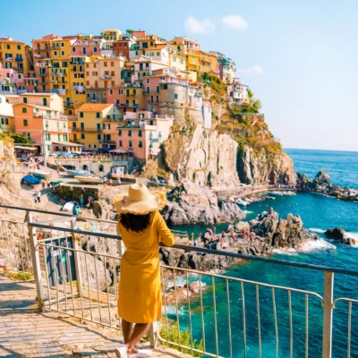 Mulher curtindo Cinque Terre, Manarola
